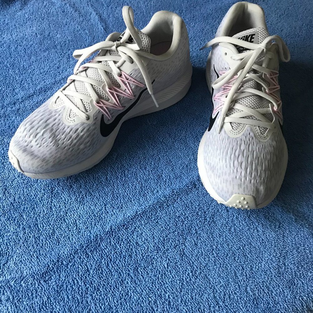 Nike Size 8M Zoom WinFlo 5 Running Sneaker